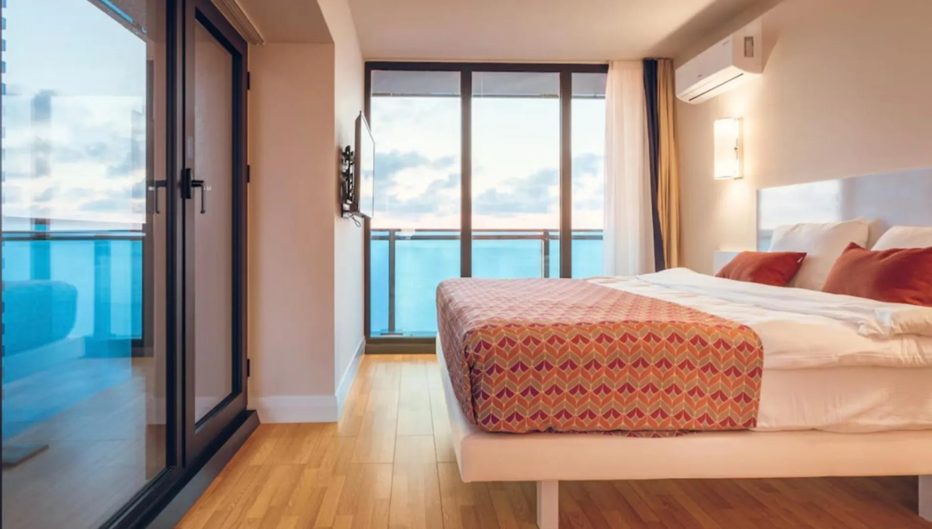 Panorama Suites - City Center & Sea View Batumi